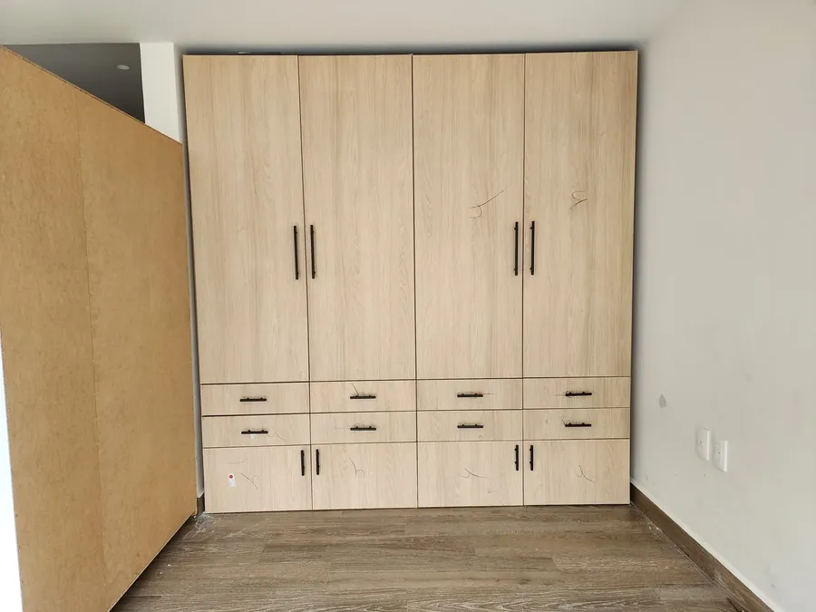 Fotografía del clóset a medida ya fabricado e instalado en el departamento